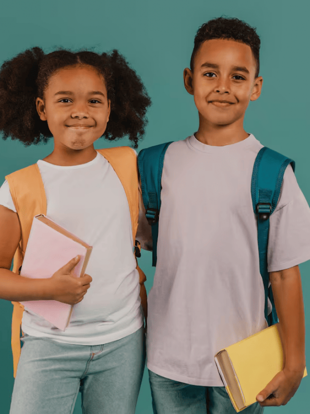 amigos-da-escola-felizes-copiam-espaco_23-2148764068