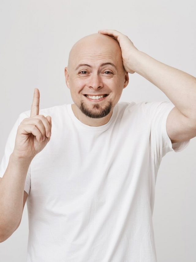 careca-esquisito-sorrindo-apontando-para-cima-e-rindo_176420-18497