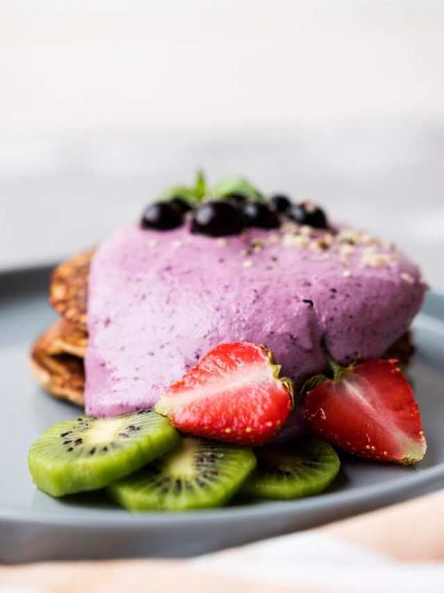 deliciosos-crepes-com-metades-de-morango-e-kiwi-vista-frontal_23-2148440399