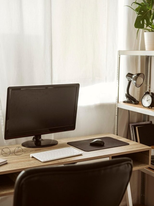 escritorio-em-casa-com-computador-e-estante_23-2148806343
