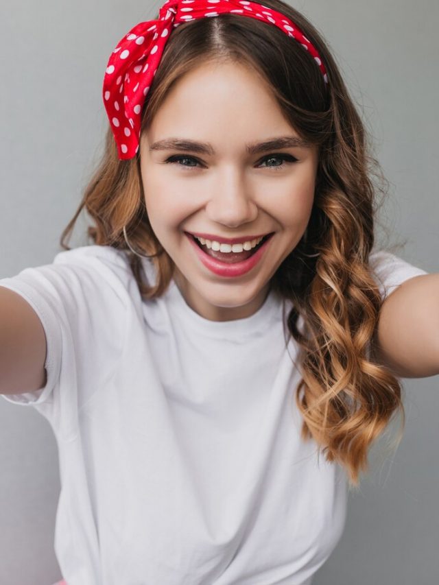 garota-sensual-e-encaracolada-com-fita-vermelha-fazendo-selfie-foto-interna-de-modelo-feminina-refinada-com-penteado-ondulado-rindo_197531-9755