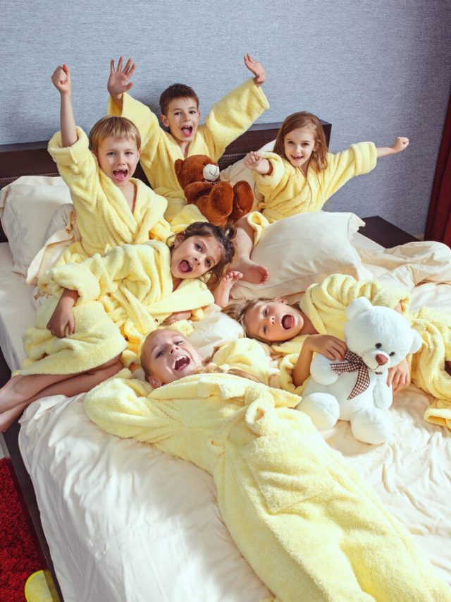grande-grupo-de-amigos-tendo-um-bom-tempo-na-cama_155003-13206