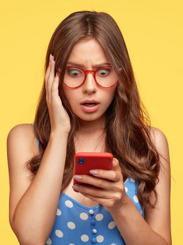 jovem-apavorada-com-oculos-posando-contra-a-parede-amarela_273609-20171