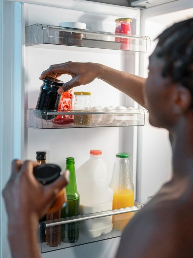 jovem-fazendo-um-lanche-no-meio-da-noite-em-casa-ao-lado-da-geladeira_23-2150251941