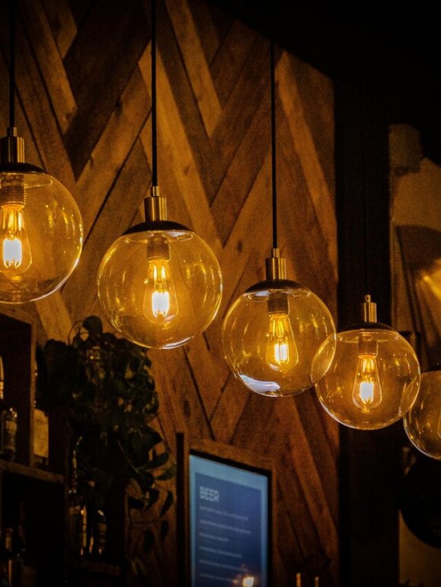 linha-de-lampadas-decorativas-penduradas-em-um-cafe_181624-58119