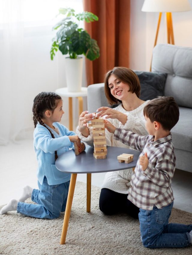 mae-brincando-com-criancas-tiro-completo_23-2150062558