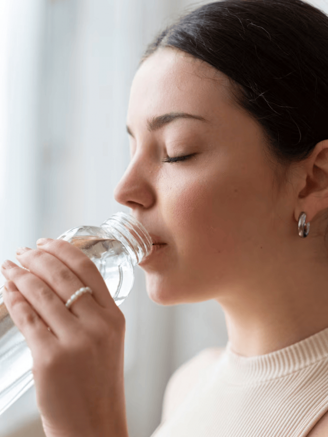 mulher-bebendo-agua-apos-o-exercicio_23-2149240211