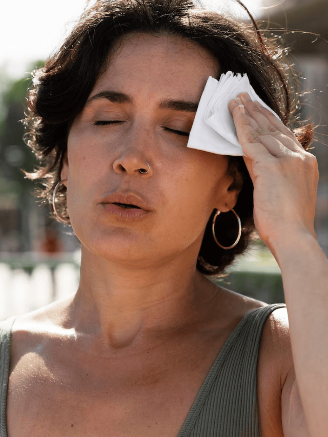 mulher-mais-velha-lutando-com-alta-temperatura_23-2149456736