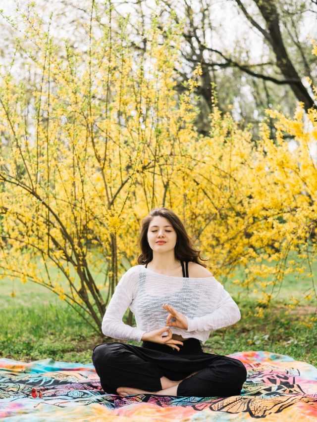 mulher-pratica-meditacao-com-gyan-mudra-gesto-em-natureza_23-2148186000