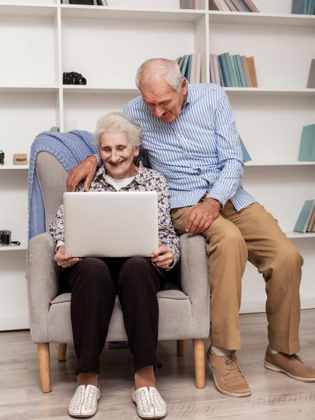 retrato-de-casal-senior-usando-um-laptop_23-2148388860