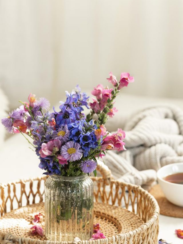 vida-morta-com-um-buque-de-flores-silvestres-azuis-e-cor-de-rosa-em-um-vaso_169016-57615