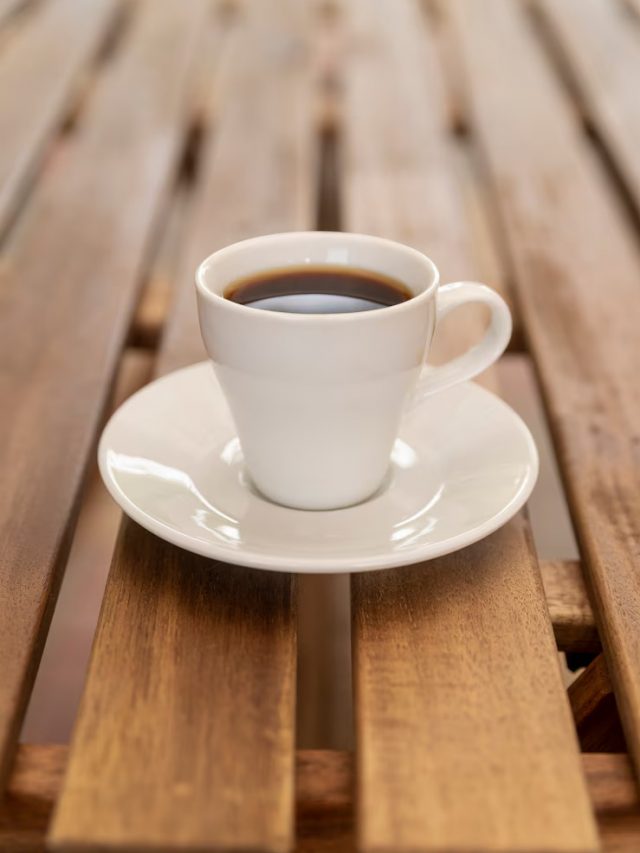 xicara-de-cafe-minimalista-na-mesa-de-madeira_23-2148255082
