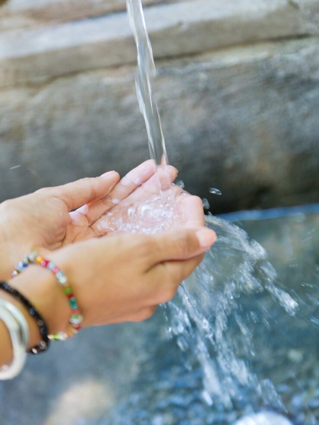 agua-que-funciona-nas-maos-de-rua_1301-1566