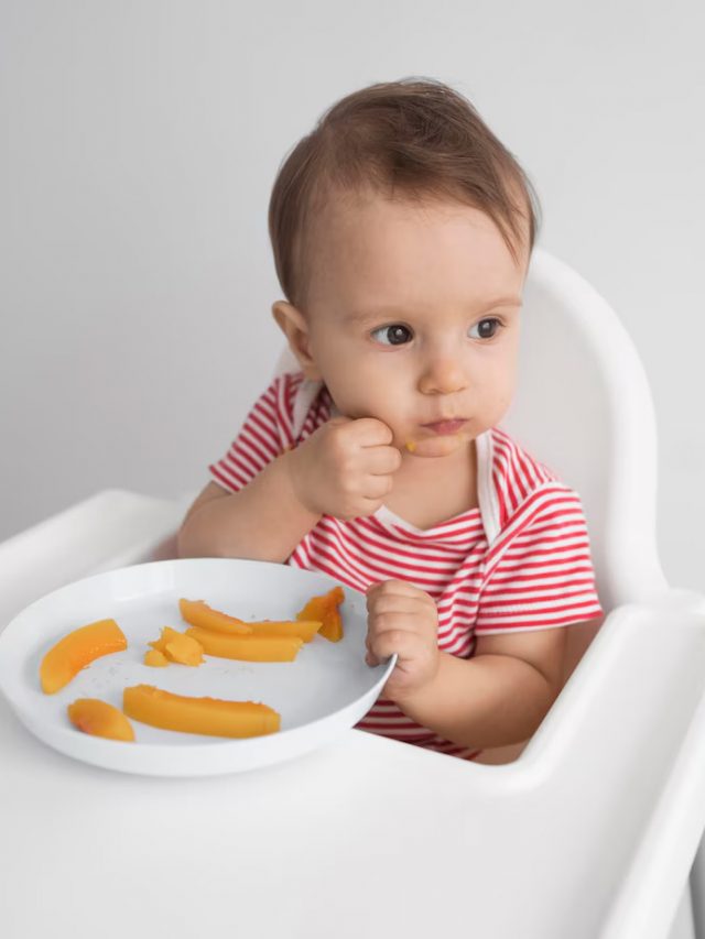 bebe-adoravel-brincando-com-comida_23-2148723063