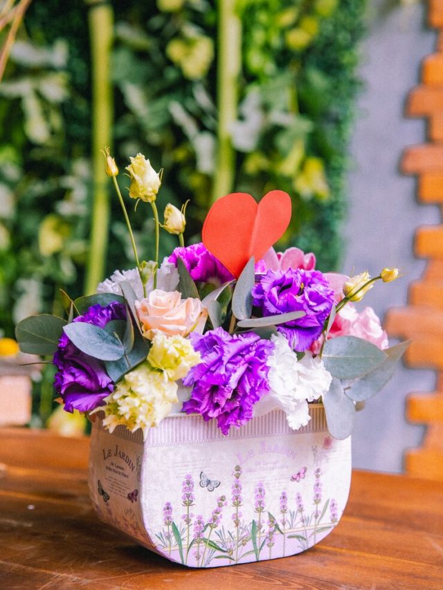 composicao-da-flor-em-rosas-cremosas-de-caixa-de-papel-lilas-e-branco-lithianthus_141793-4423