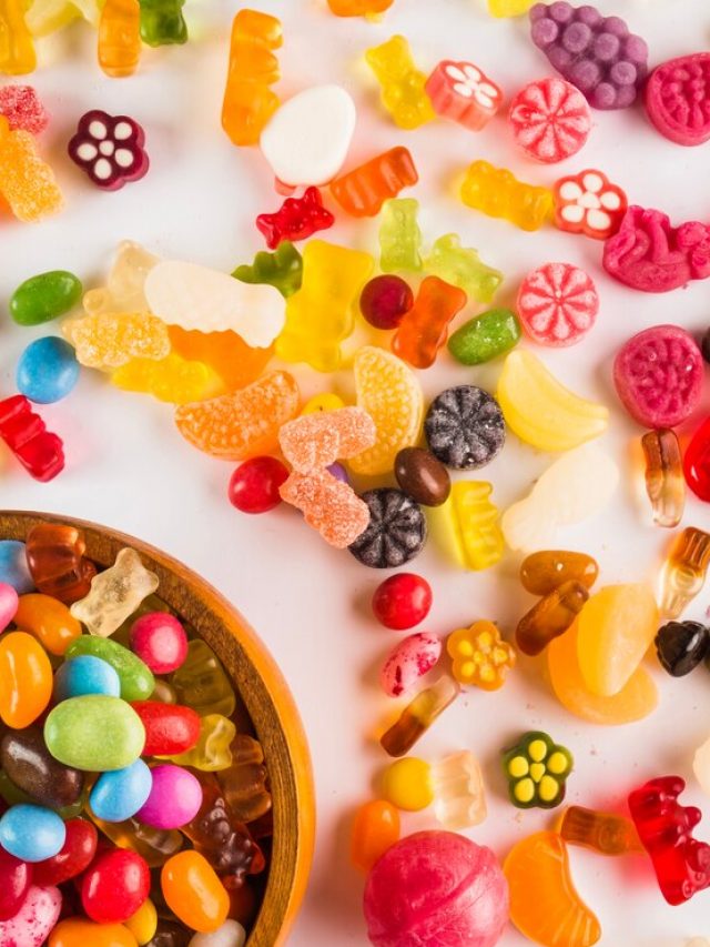 doces-sortidos-perto-da-tigela-com-doces_23-2147717448