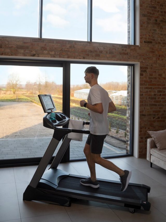 jovens-adultos-a-fazer-exercicio-em-casa_23-2150164764