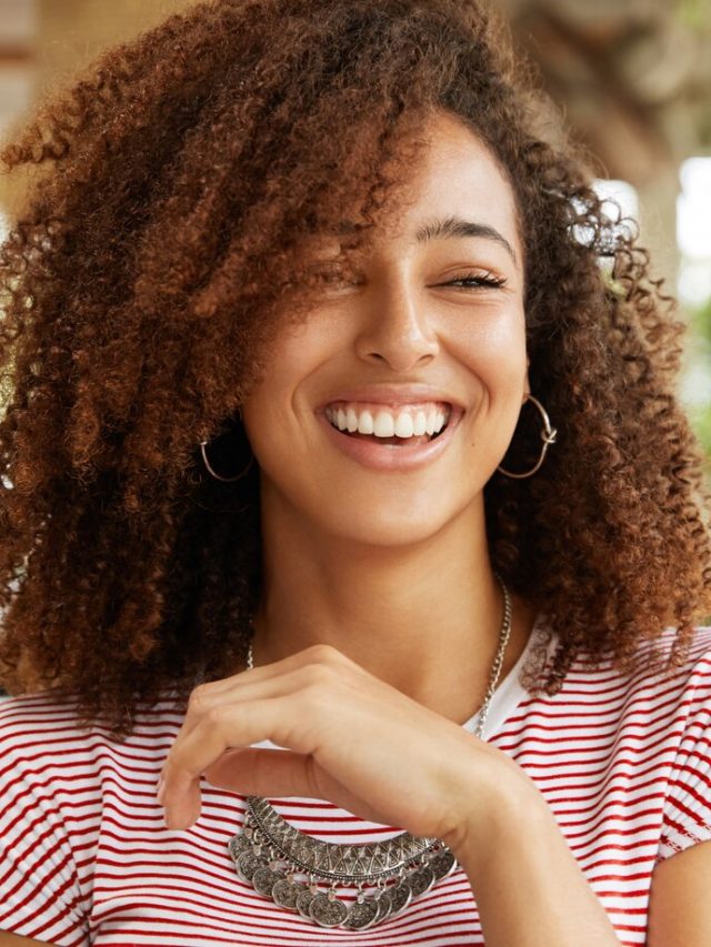 linda-mulher-afro-americana-em-um-cafe_273609-5085