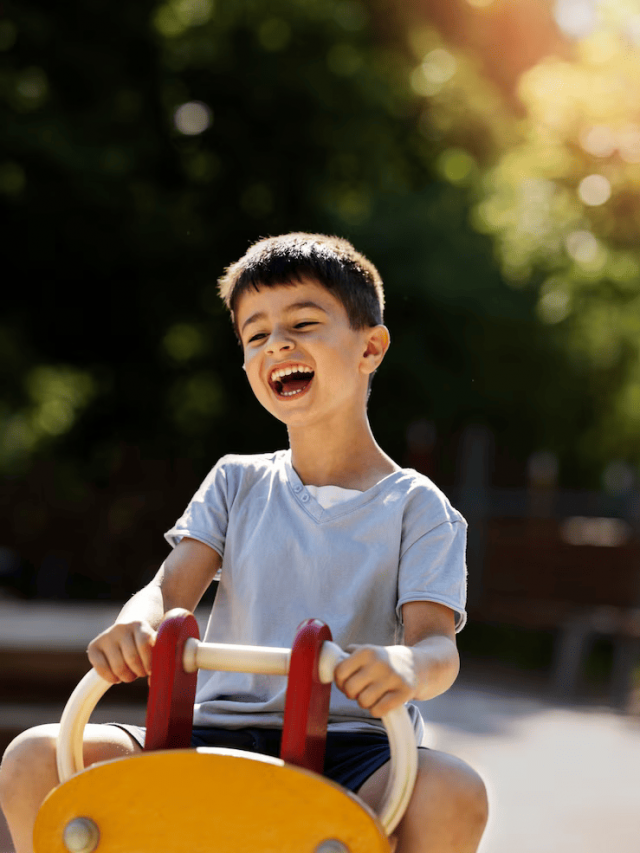 menino-se-divertindo-no-playground_23-2149490454