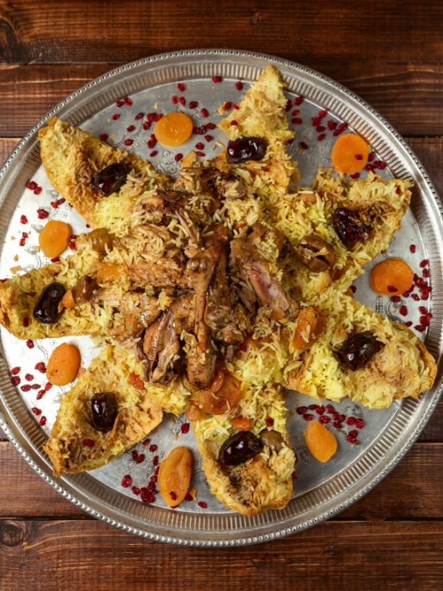 plov-com-carne-na-mesa_140725-9960