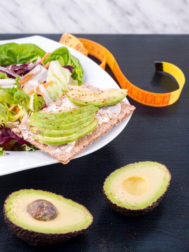 salada-de-legumes-com-abacate-no-pao-torrado-na-mesa_23-2148035029