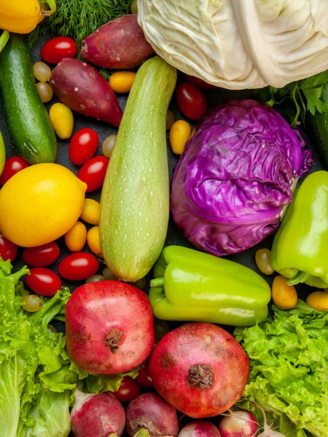 vista-superior-legumes-e-frutas-abobrinha-pimentoes-tomates-cereja-cumcuat-repolho-vermelho-e-branco
