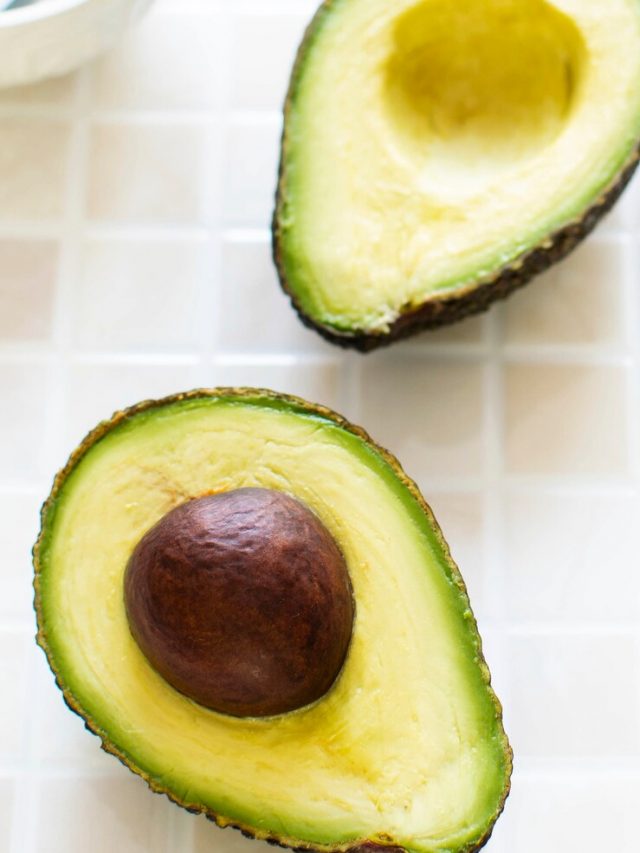 abacate-organico-fatiado-na-mesa-da-cozinha_53876-139905