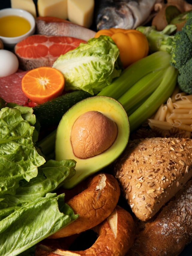 arranjo-de-piramide-alimentar-real-ainda-vida_23-2150238979