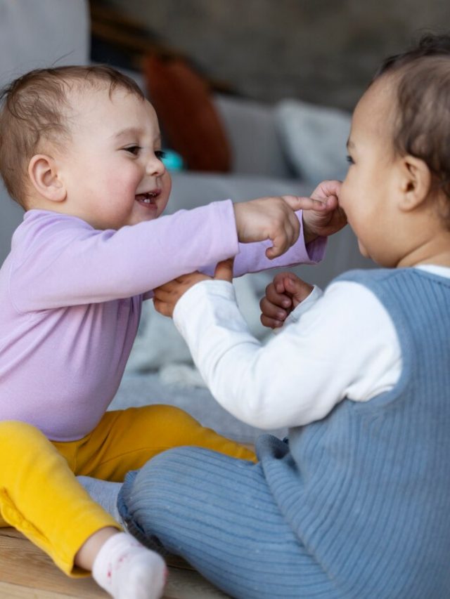 bebes-fofos-brincando-uns-com-os-outros-e-rindo_23-2149355587