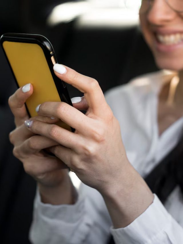 close-up-turva-garota-usando-seu-telefone-celular-no-carro_23-2148510633