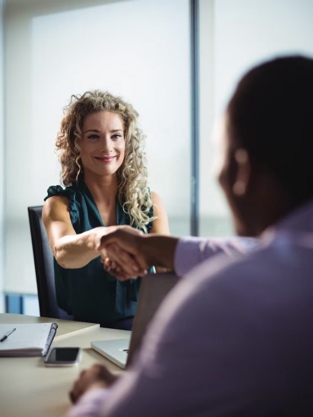 executivos-de-negocios-apertando-as-maos_107420-65764