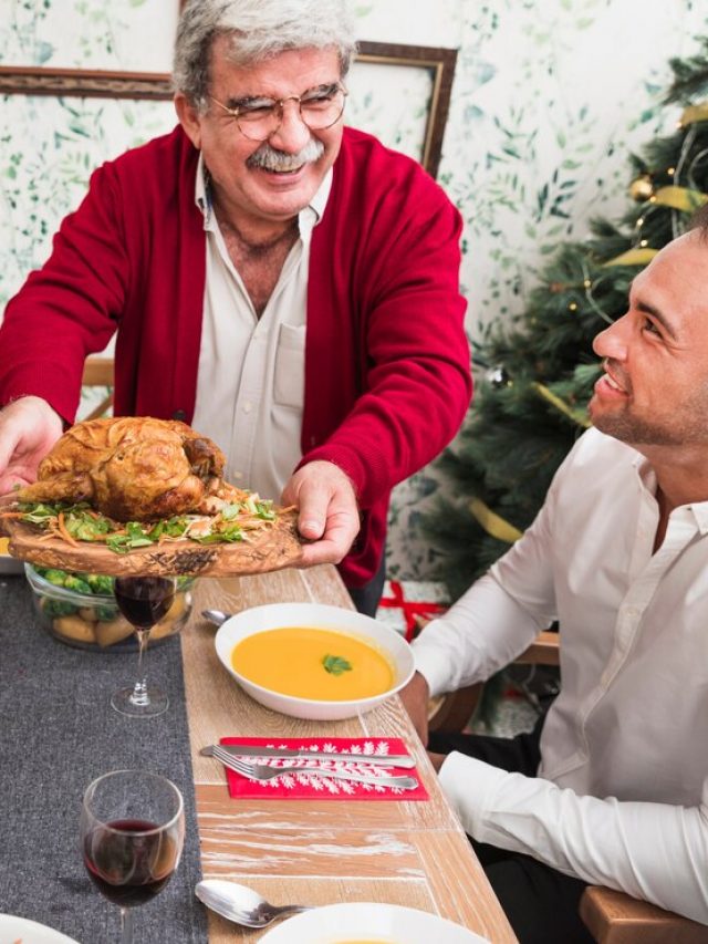 feliz-velho-colocando-frango-assado-na-mesa-festiva_23-2147973657