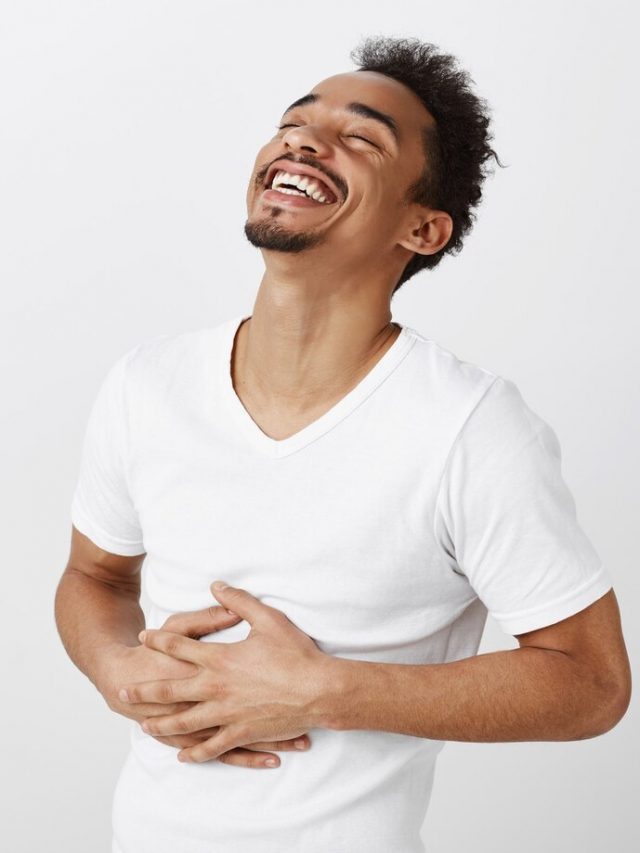homem-afro-americano-despreocupado-rindo-e-sorrindo-ouve-uma-piada-engracada_176420-25211
