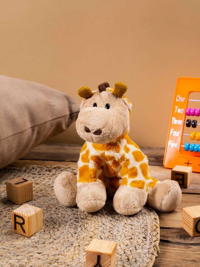 lindo-brinquedo-de-pelucia-e-arranjo-de-almofadas_23-2150312280