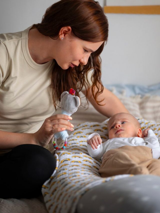 mae-de-vista-lateral-com-bebe-em-casa_23-2150490900