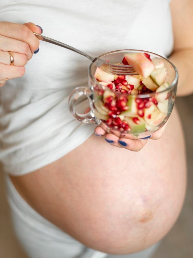 maos-de-mulher-gravida-segurando-uma-tigela-de-salada_23-2148352154