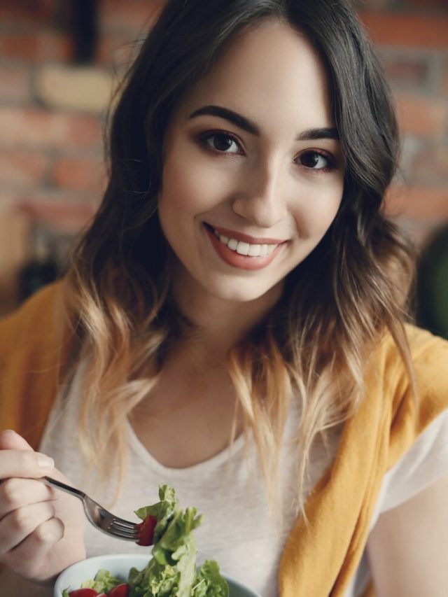 mulher-jovem-e-bonita-comendo-uma-salada-saudavel_144627-42224