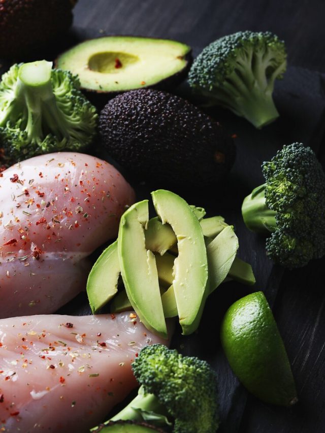 peitos-de-frango-crus-com-vegetais_144627-37466