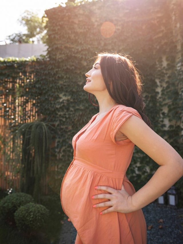 tiro-medio-mulher-gravida-posando-a-luz-do-sol_23-2148366312
