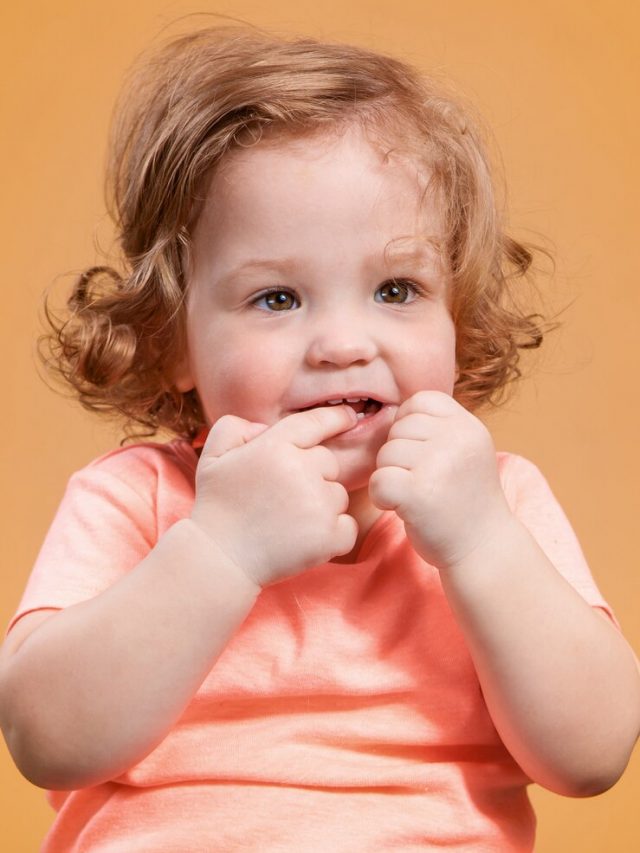 uma-menina-bonita-na-parede-laranja_155003-2792