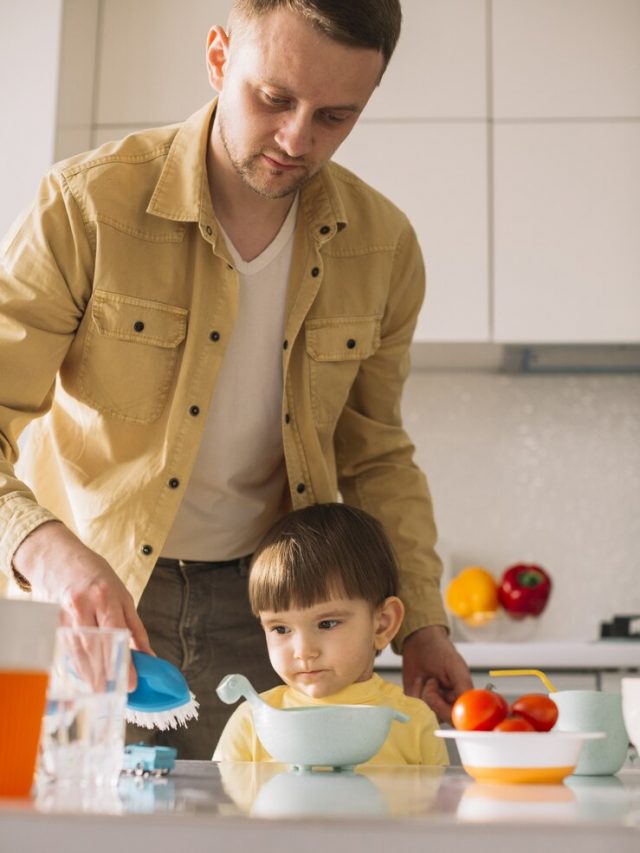pai-e-filho-prontos-para-comer_23-2148500775