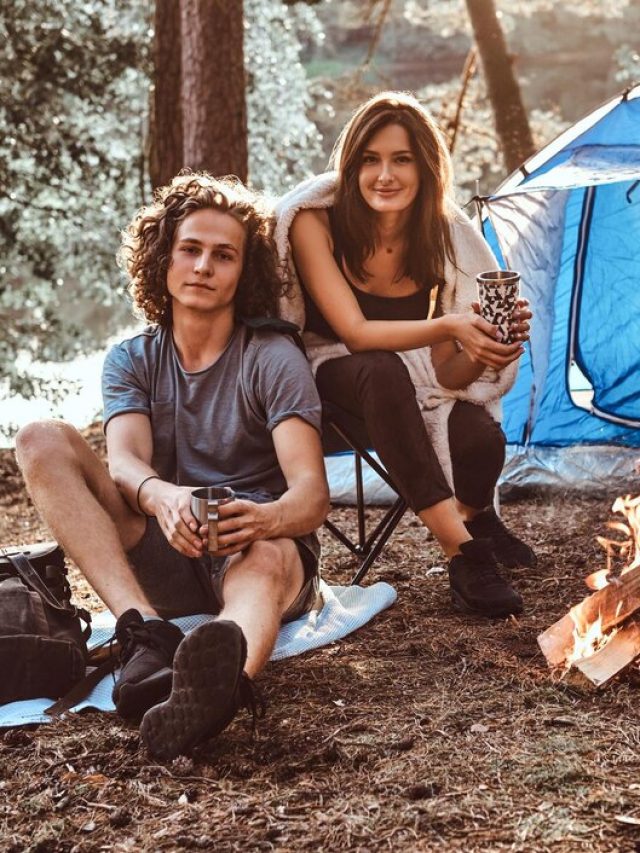 casal-jovem-atraente-tem-um-descanso-na-floresta-de-verao-as-pessoas-estao-sentadas-perto-da-barraca-e-da-fogueira_613910-21724