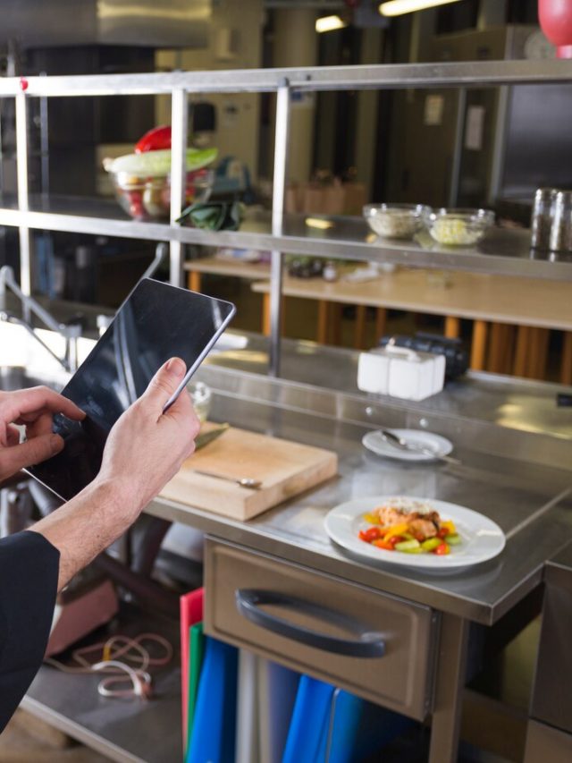 chef-com-um-tablet_23-2148145530