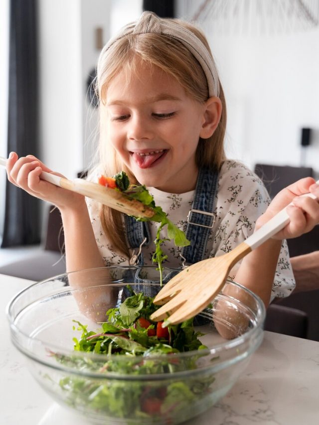 close-sobre-como-cozinhar-comida-para-a-familia_23-2149228747