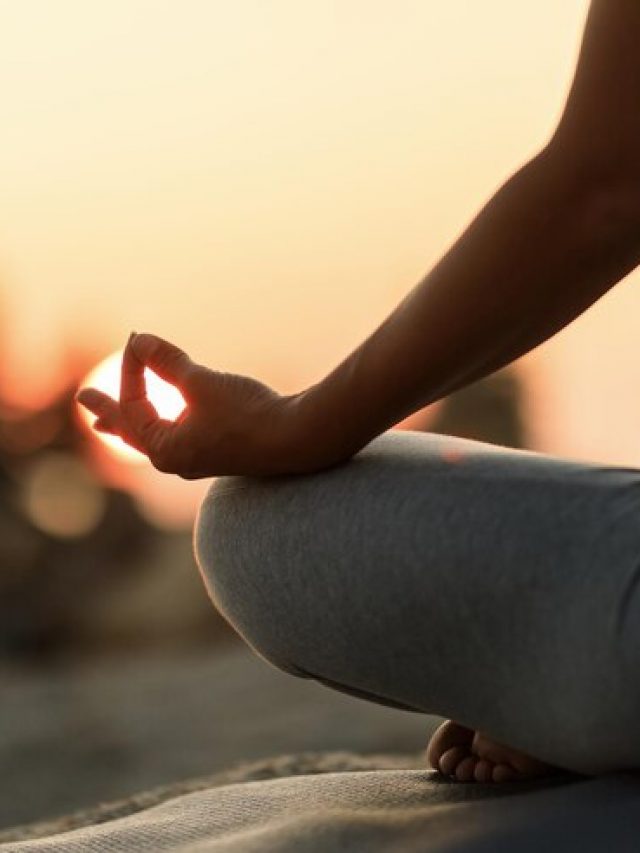 close-up-de-mulher-meditando-em-posicao-de-lotus-ao-por-do-sol_637285-5481