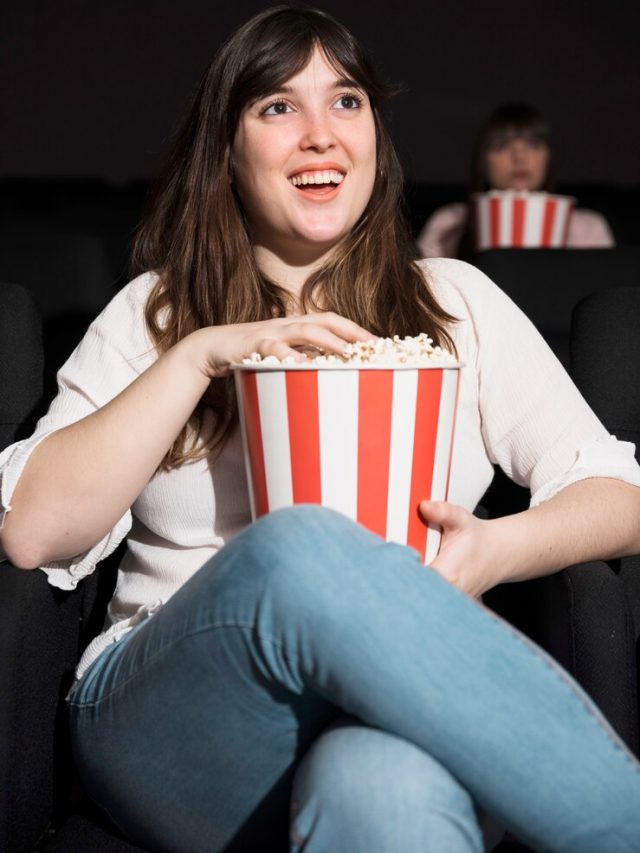 garota-comendo-pipoca-no-cinema_23-2147989290
