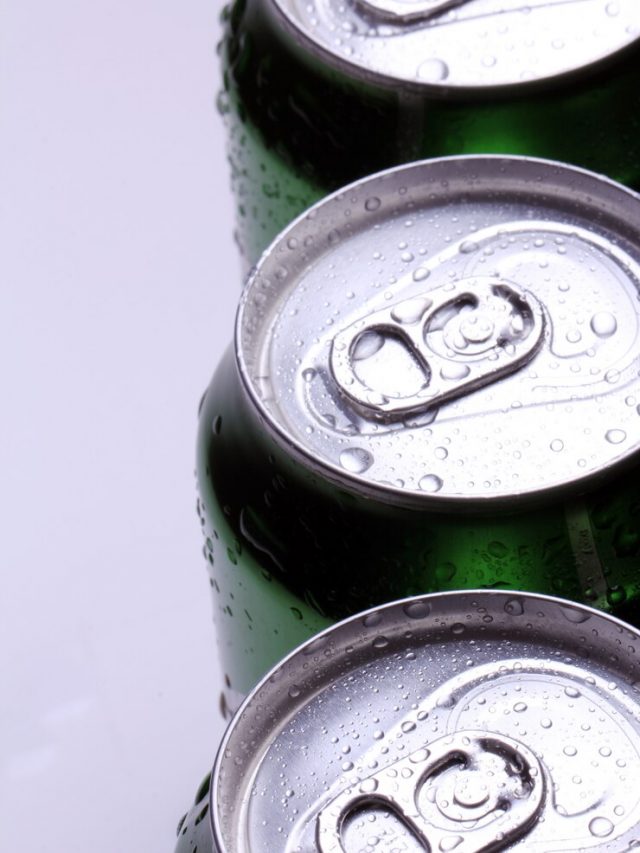 latas-com-bebida-gelada_144627-21420