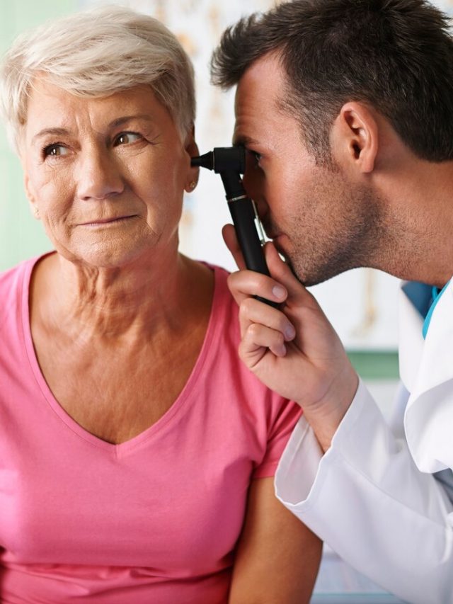 medico-examinando-a-orelha-de-uma-mulher-idosa_329181-2187