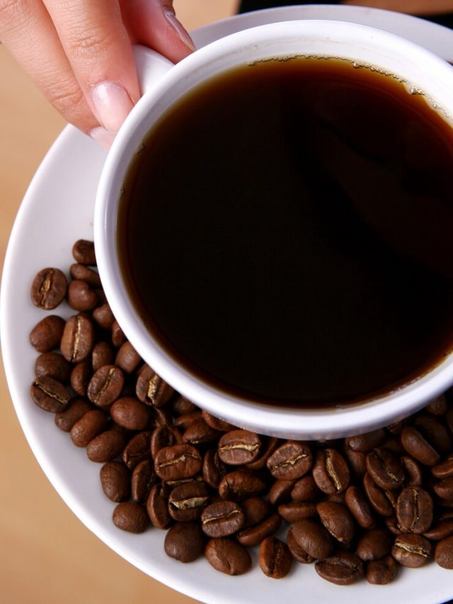 mulher-bonita-bebendo-cafe-preto_144627-6814