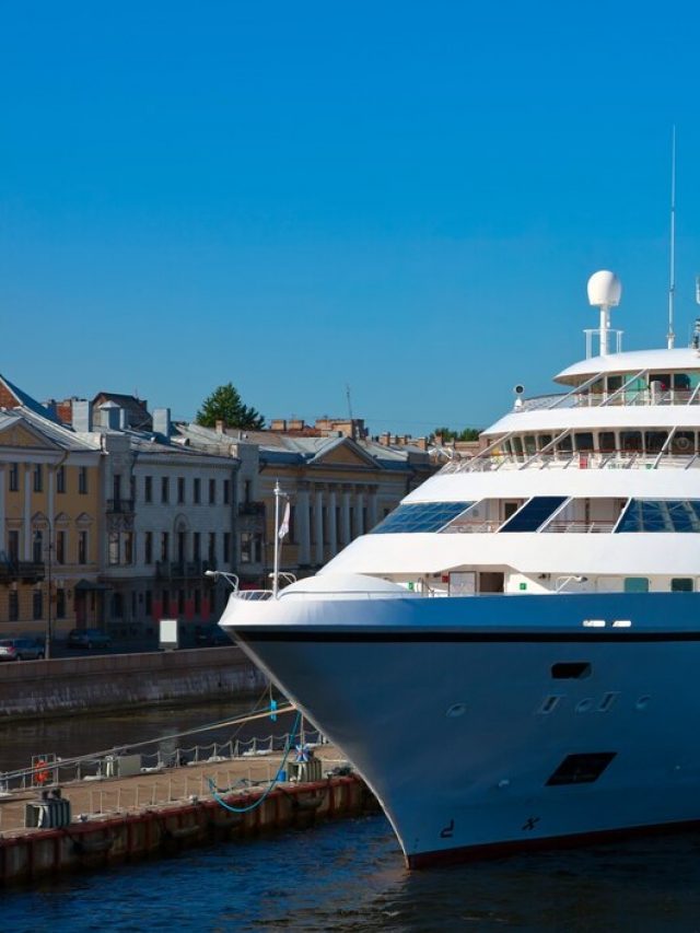 navio-de-cruzeiro-no-porto-de-sao-petersburgo_1398-2912